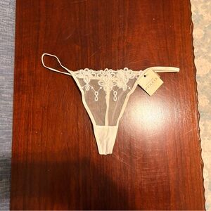 NWT Simone Perele Elegant Lace G String in Cream